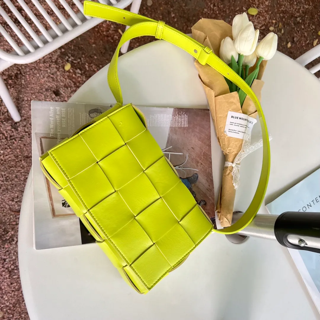Take a photo of the upper body. I am attracted by the color at first glance. The key is that it is so versatile. It is easy to recite the sense of fashion.